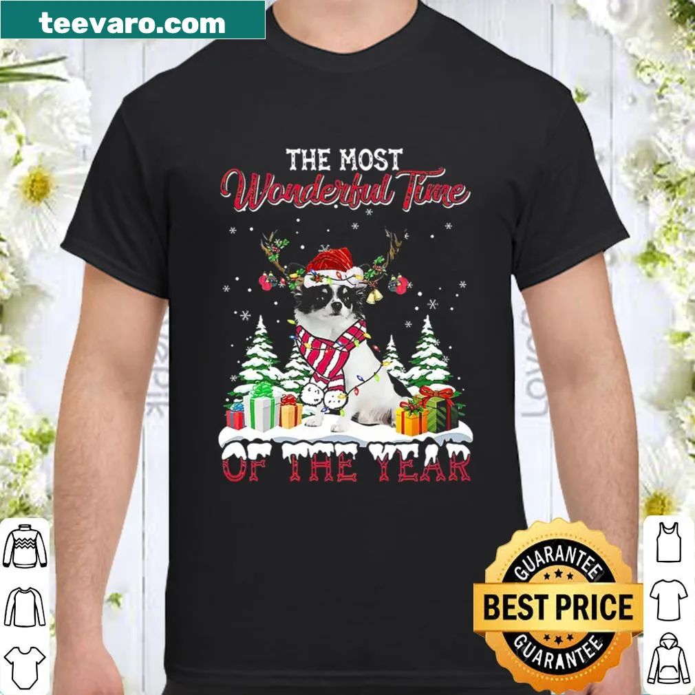 Chihuahua in front of a Christmas tree graphic