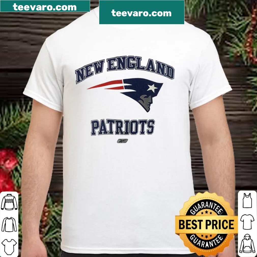 Vintage cropped shirt featuring distressed graphics of New England Patriots.