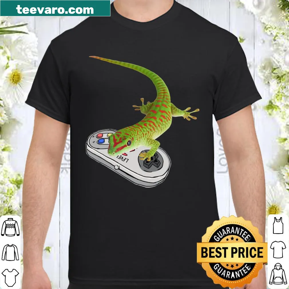 Shirt with a giant day gecko playing video games