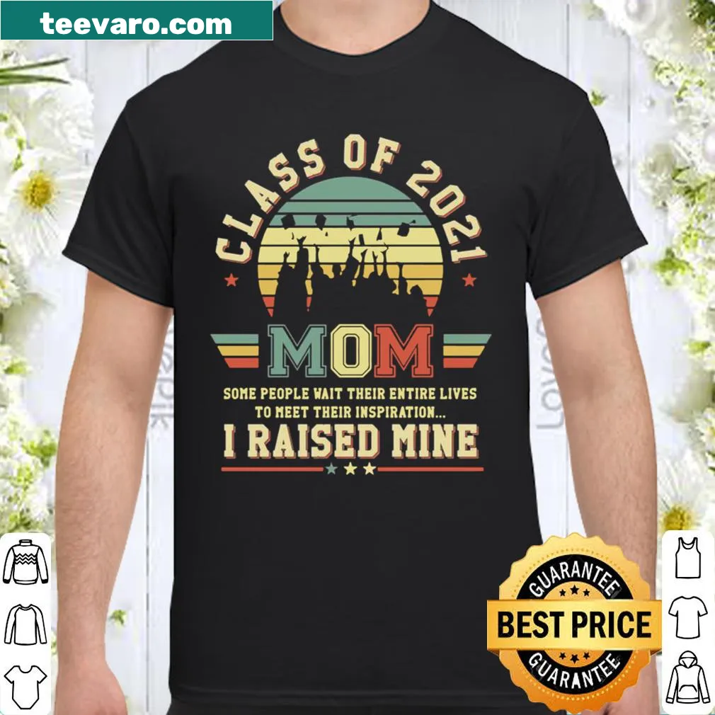 Proud mom shirt featuring retro design for 2021 graduates