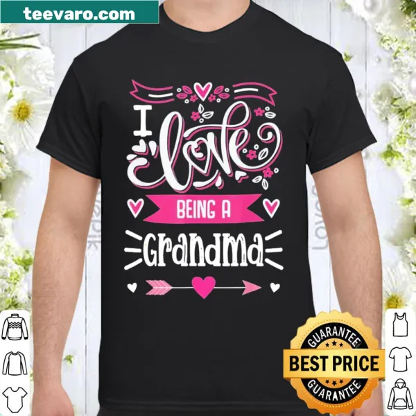 Shirt with the phrase I love being a grandma in warm text