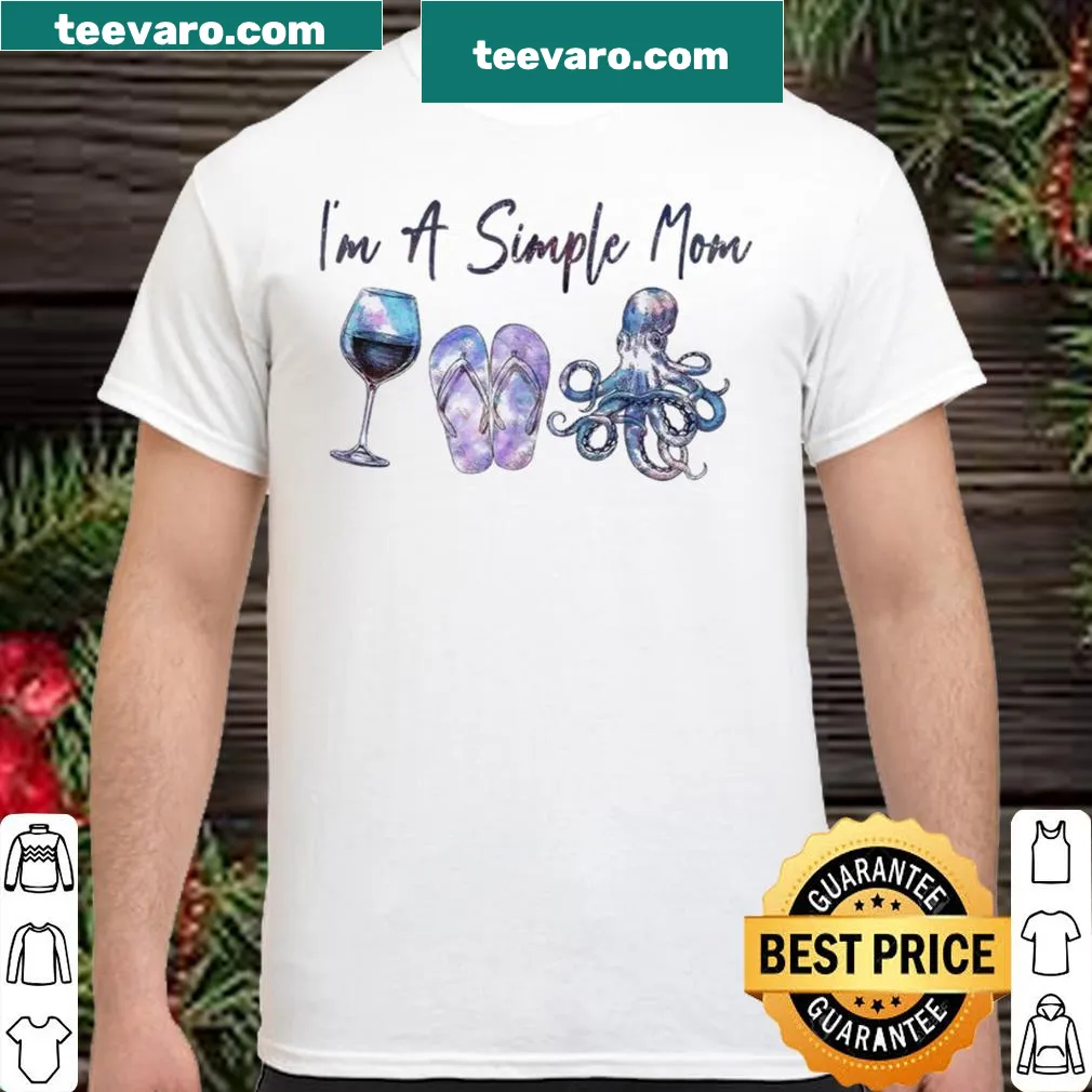 Simple mom t-shirt with bold typography saying 'I'm a simple mom'