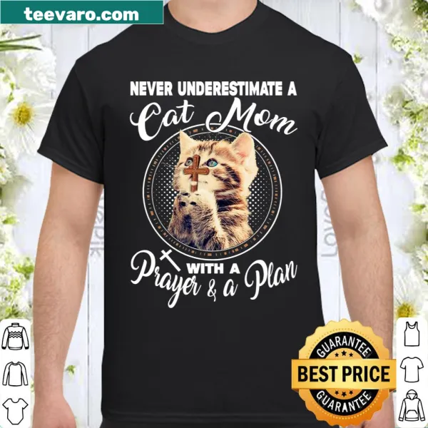 T-shirt with the phrase, 'Never Underestimate A Cat Mom With A Prayer A Plan'