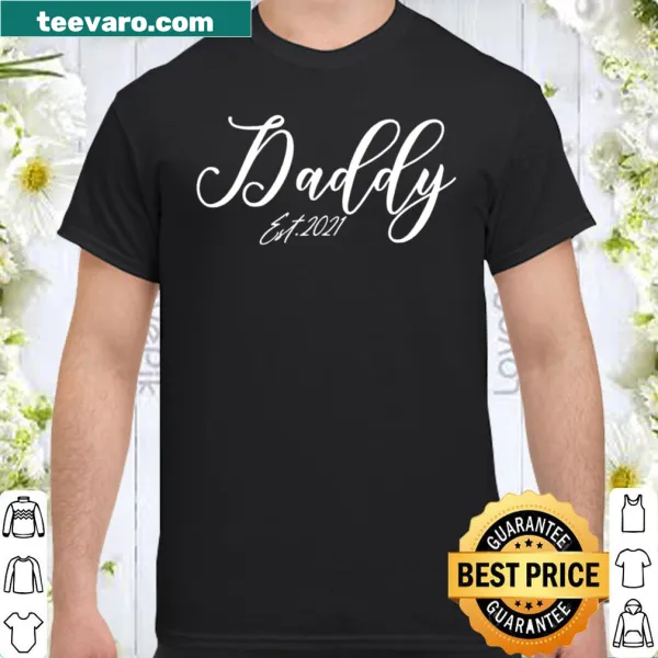 T-shirt for new dads featuring the phrase 'Daddy Est 2021.'