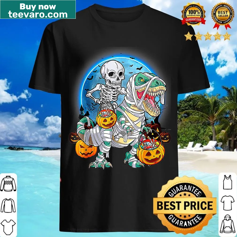 Cartoon skeleton riding a mummy dinosaur with pumpkins graphic — on a men's t-shirt