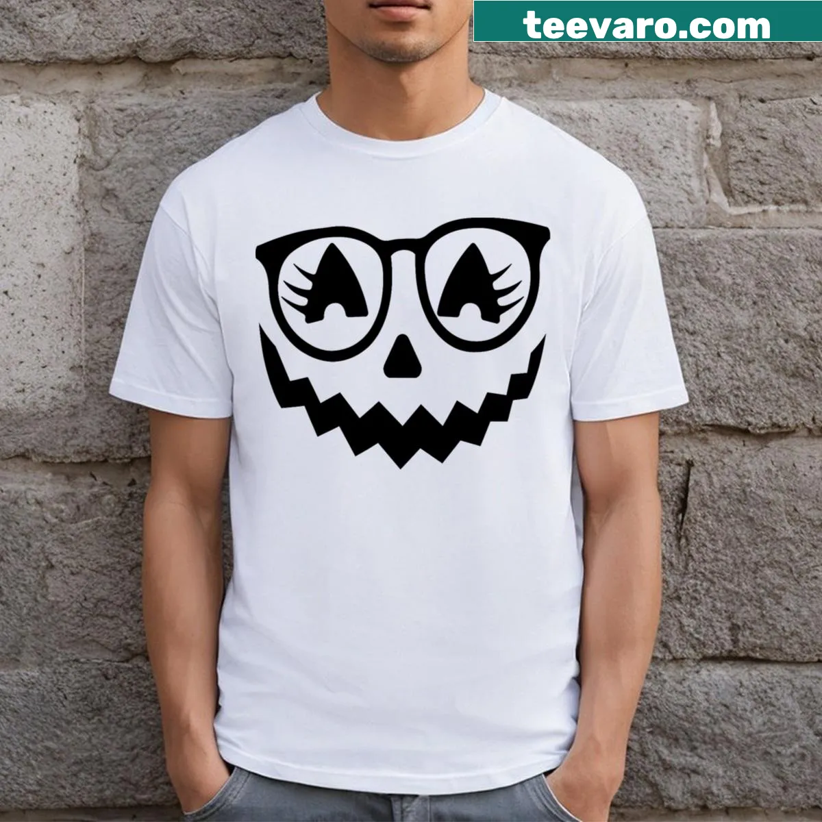 Cute Halloween T-shirt with a Jack O' Lantern wearing spooky eyelashes — on a men's t-shirt
