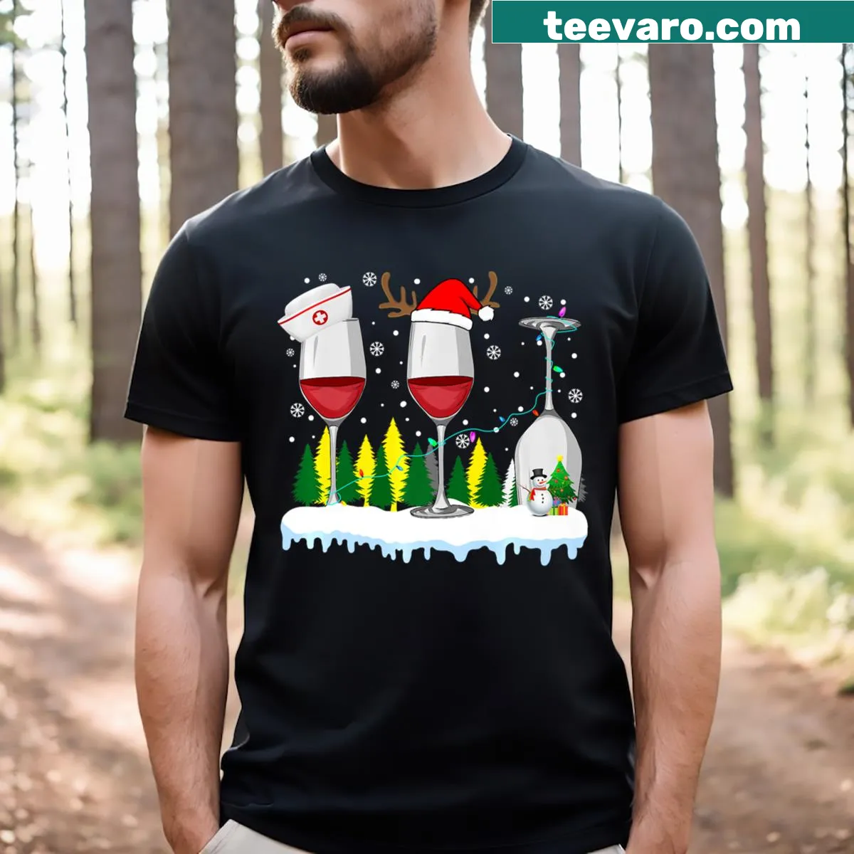 T-shirt with three glasses of red wine and Santa hats for Christmas — on a men's t-shirt