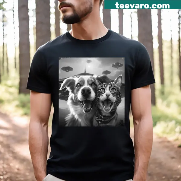 Funny cat and dog selfie t-shirt with UFOs and aliens
