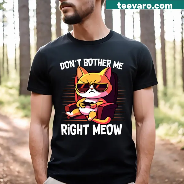 Funny gamer t-shirt with cat-themed graphics