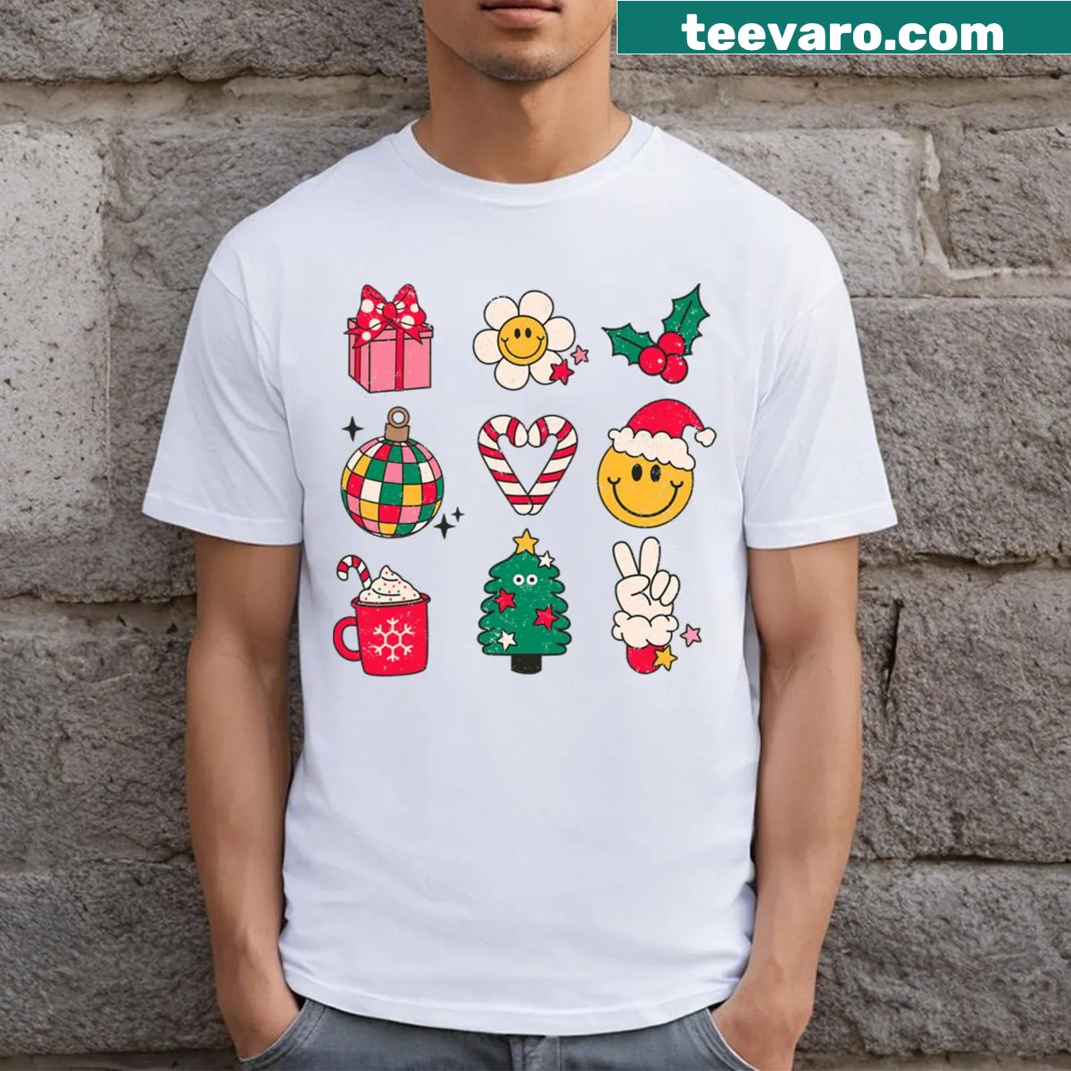 Cute retro Santa t-shirt with a smiley face for kids, celebrating Christmas — on a men's t-shirt