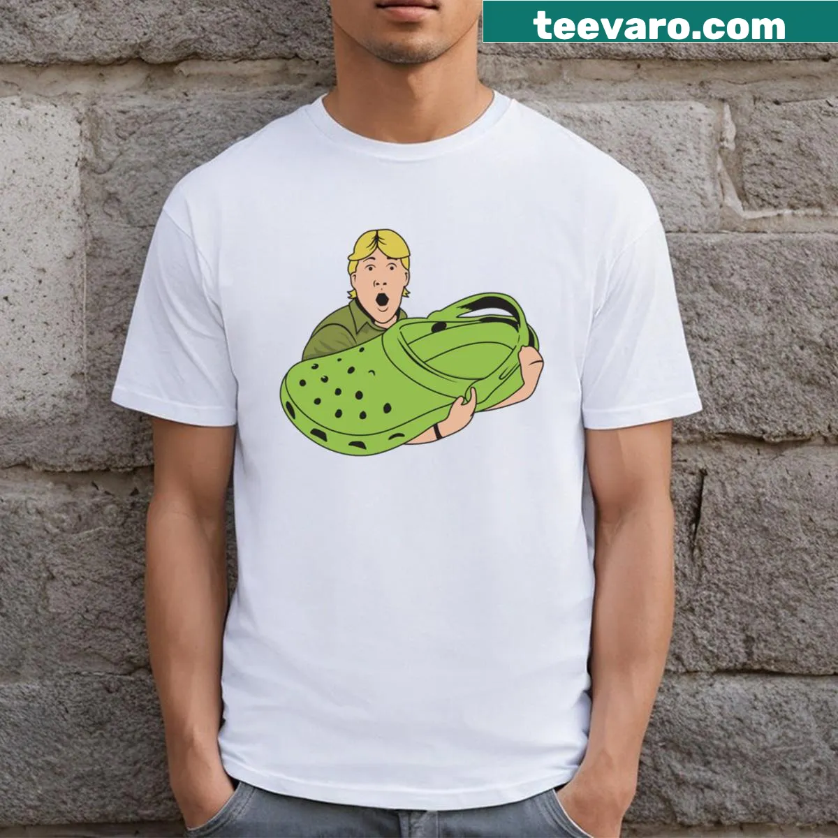 Charming cartoon crocodile illustration on a T-shirt — on a men's t-shirt