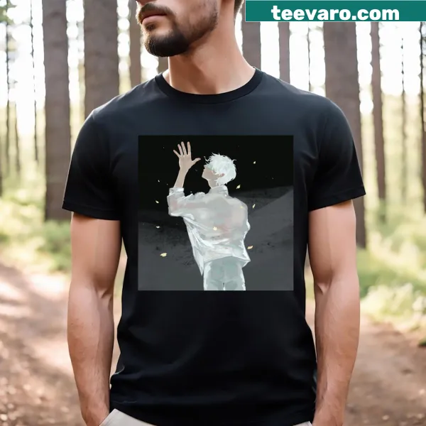 T-shirt featuring an abstract blindfold design