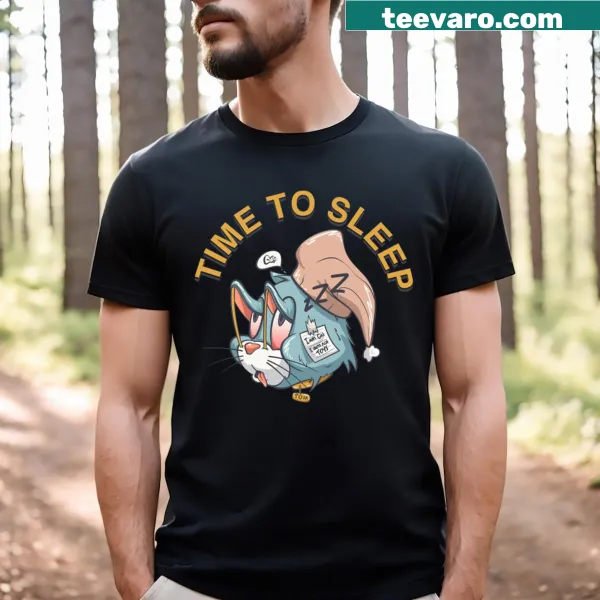 Charming T-shirt with cartoon cats getting ready for sleep