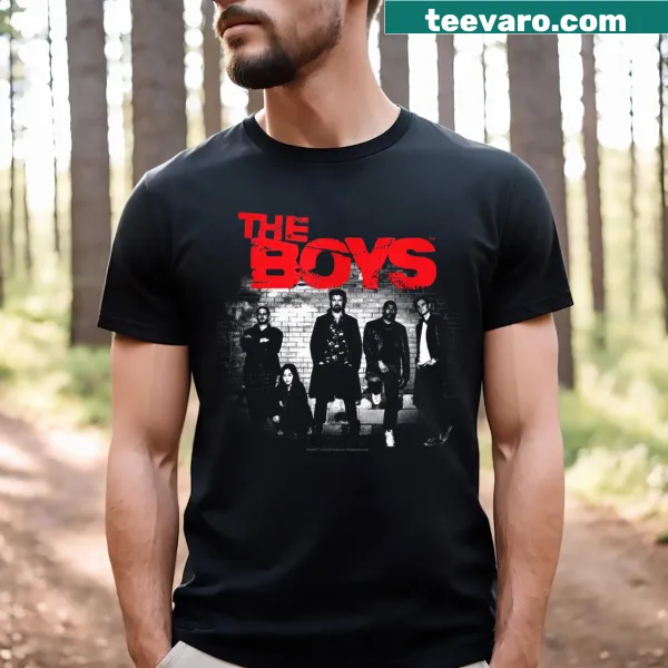 Essential T-shirt with stylized typography representing a graffiti group theme