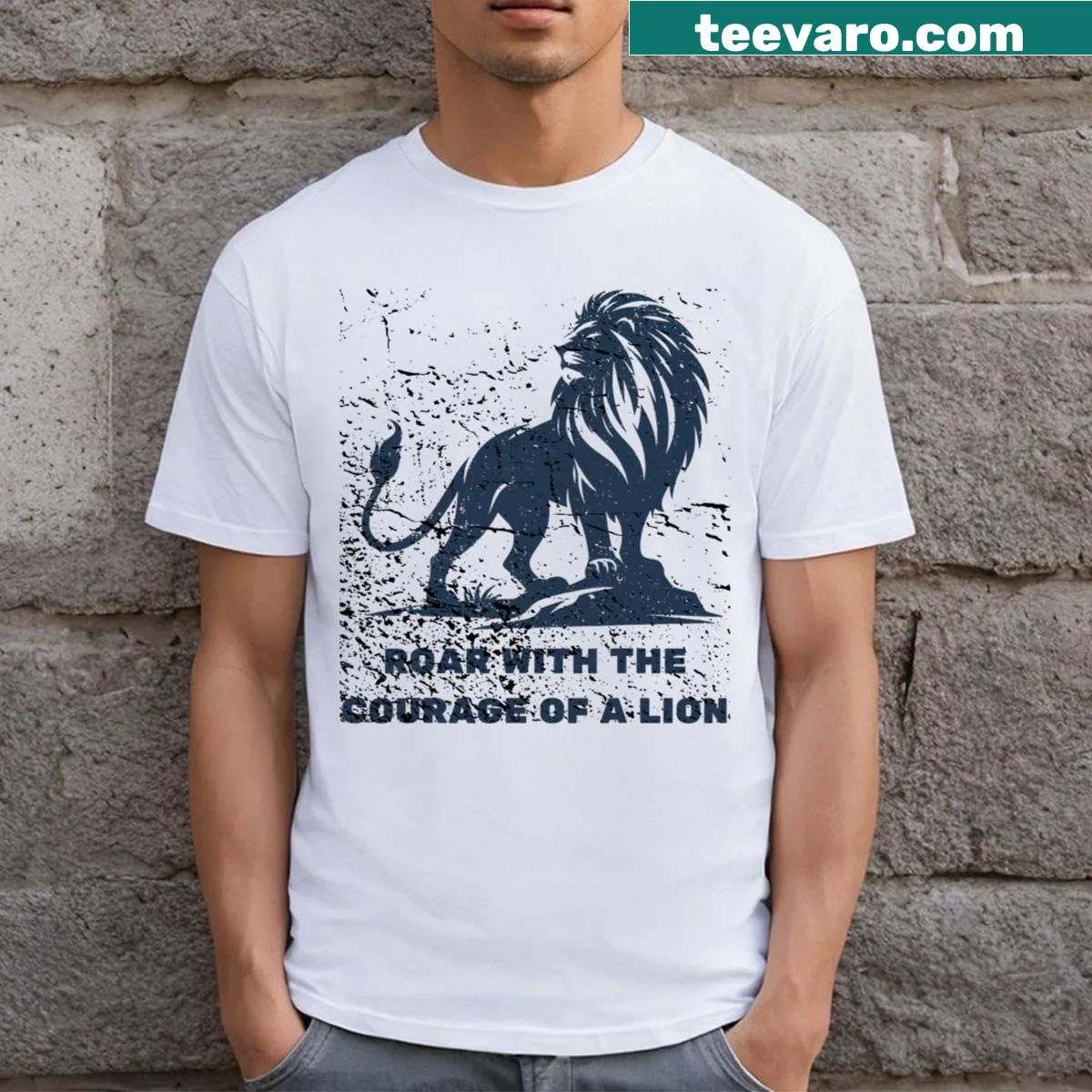 Silhouette of a roaring lion as a graphic on the T-shirt — on a men's t-shirt