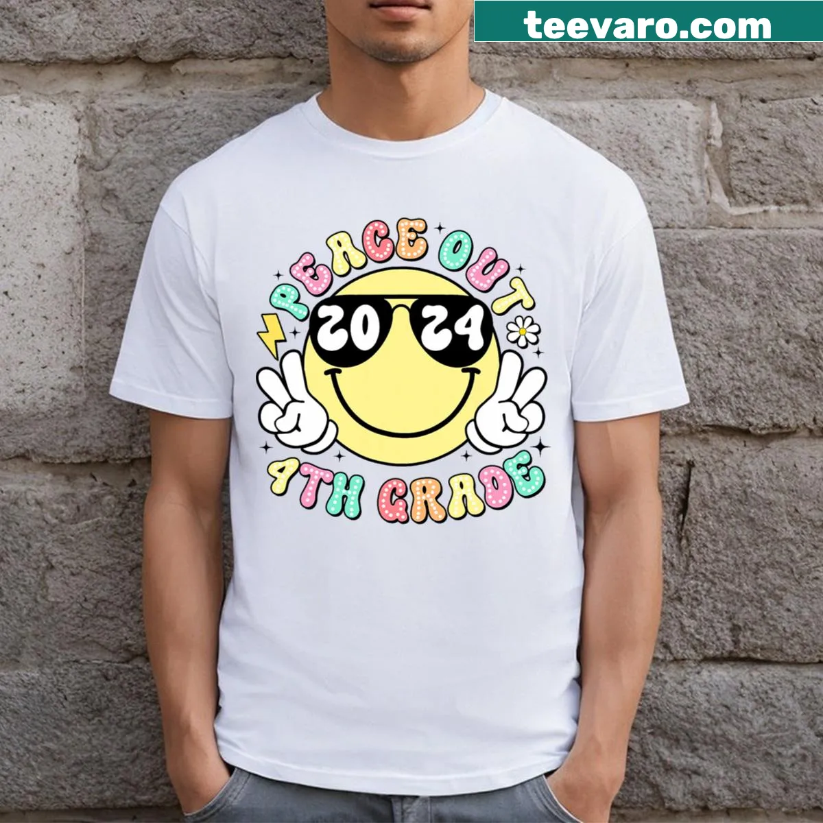 Retro design with smile and Peace Out text for 4th grade graduation — on a men's t-shirt