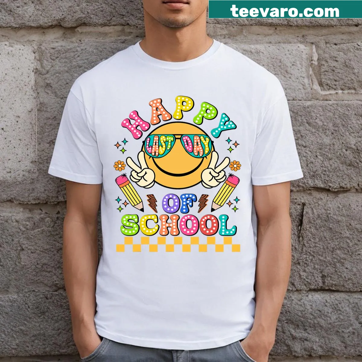T-shirt with a groovy smile face design for the last day of school — on a men's t-shirt