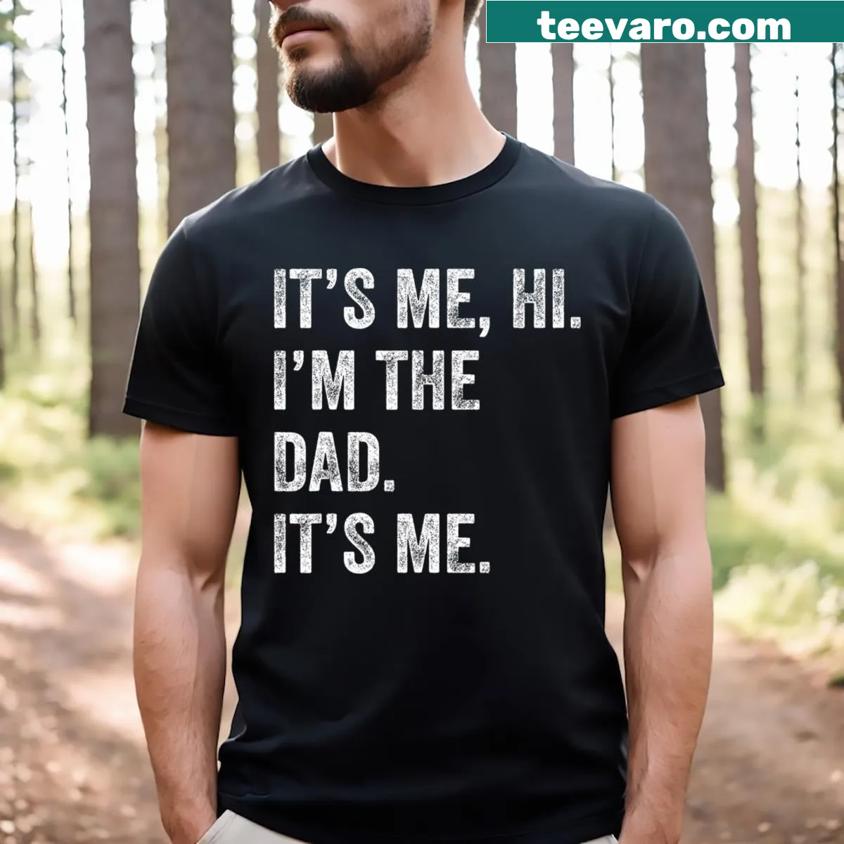 Funny text 'Hi, I'm The Dad, It's Me' shirt for fathers — on a men's t-shirt