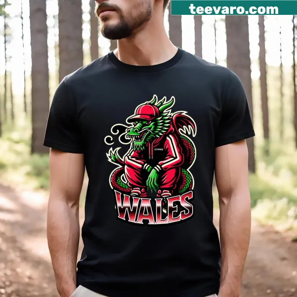 Fitted T-shirt with a graphic of the Welsh dragon, symbolizing Welsh pride