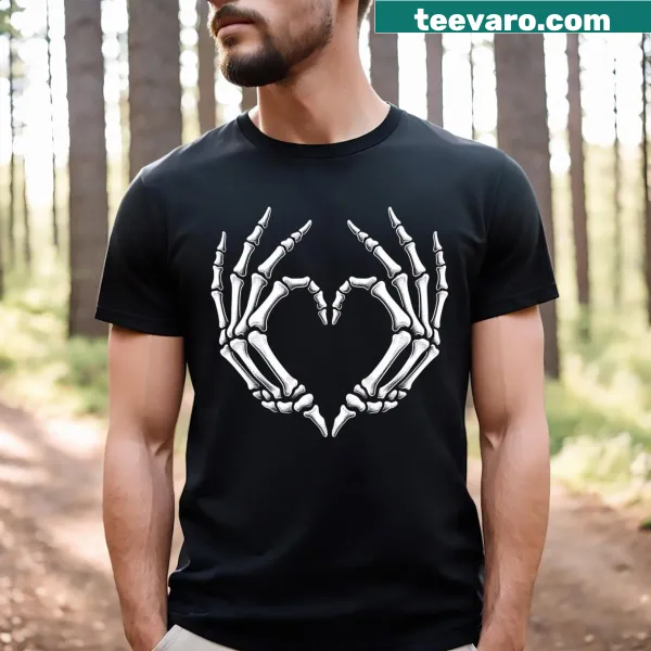 Retro t-shirt with skeleton hands forming a heart, ideal for Halloween.