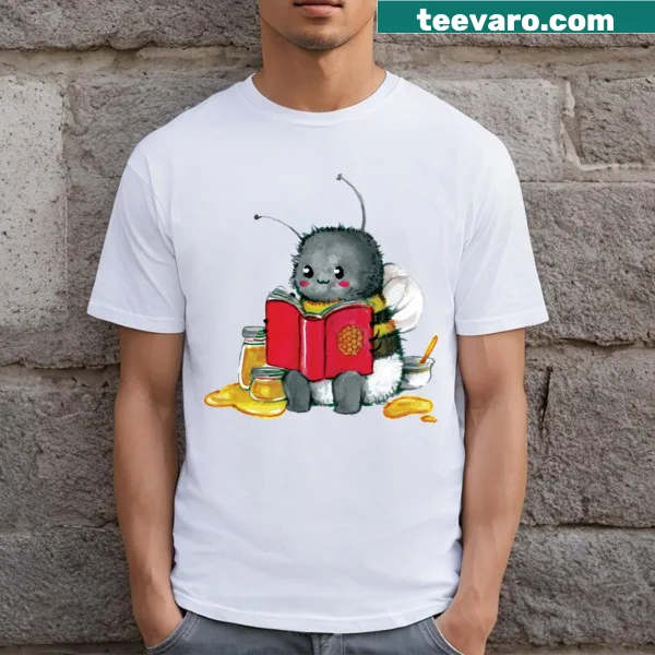 T-shirt featuring a Hummel figure reading a book