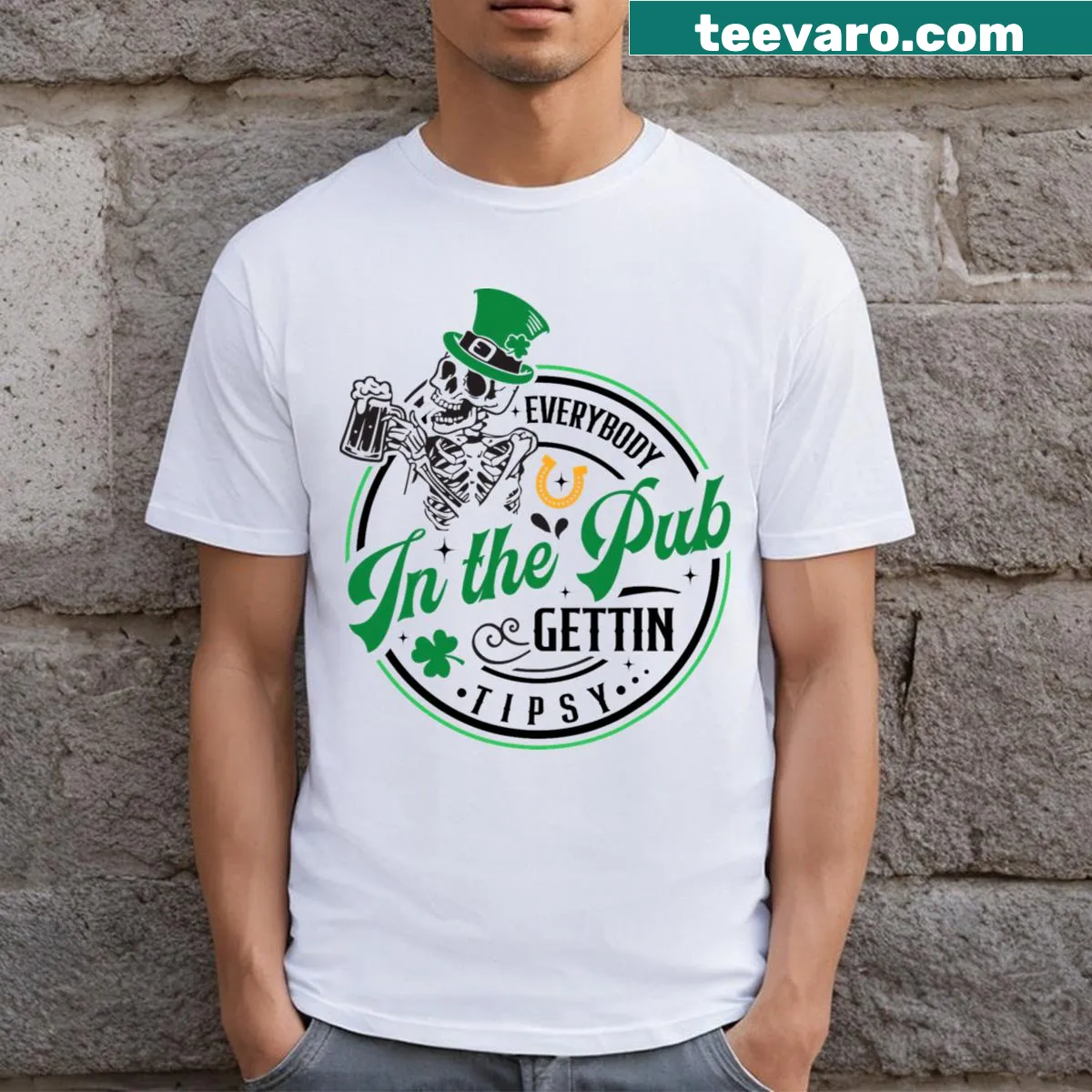 Text design 'Everybody In The Pub Getting Tipsy' on a St. Patrick's Day T-shirt — on a men's t-shirt