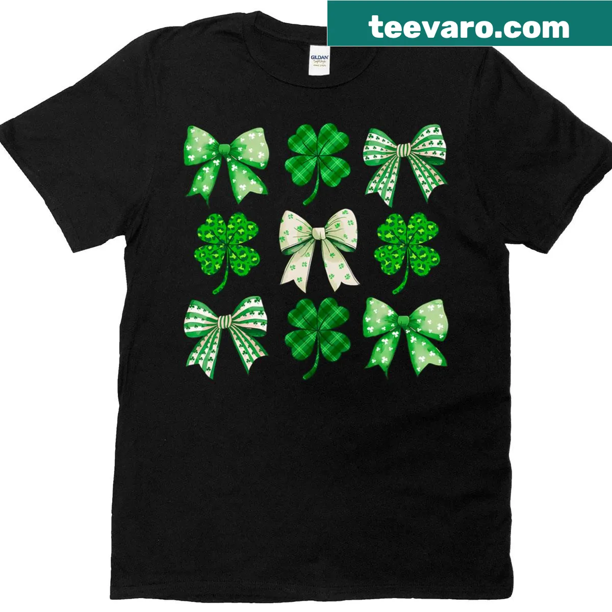 Girls T-shirt with leopard print shamrocks and a bow for St. Patrick's Day — on a men's t-shirt