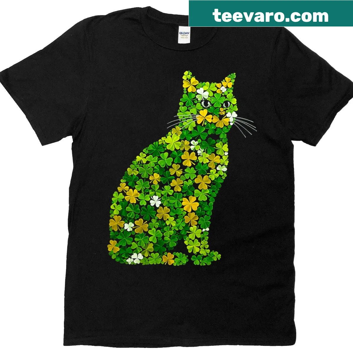 Matching T-shirt for cat lovers with a shamrock and playful cat illustration — on a men's t-shirt