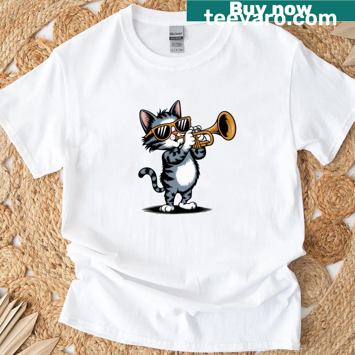 Trendy cat graphic t-shirt with sunglasses and trumpet — on a men's t-shirt