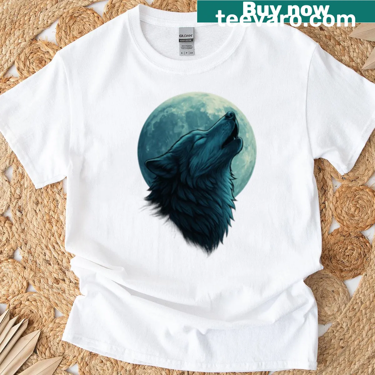 Silhouette of a howling wolf in front of a full moon on a t-shirt — on a men's t-shirt