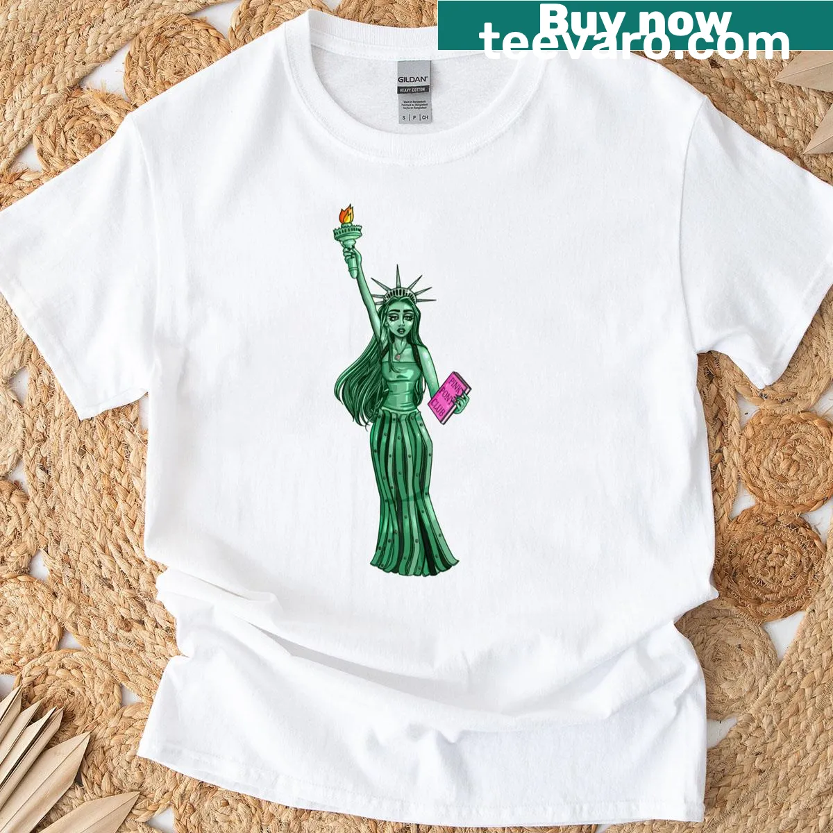 Illustration of the Statue of Liberty on a patriotic t-shirt — on a men's t-shirt