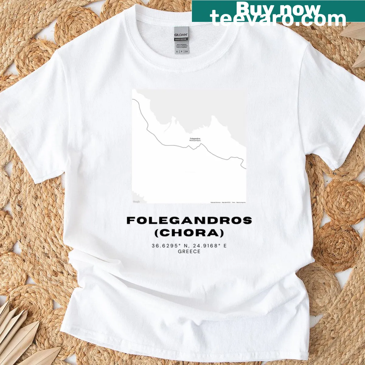 Minimalist line-art city map of Folegandros Chora on T-shirt. — on a men's t-shirt