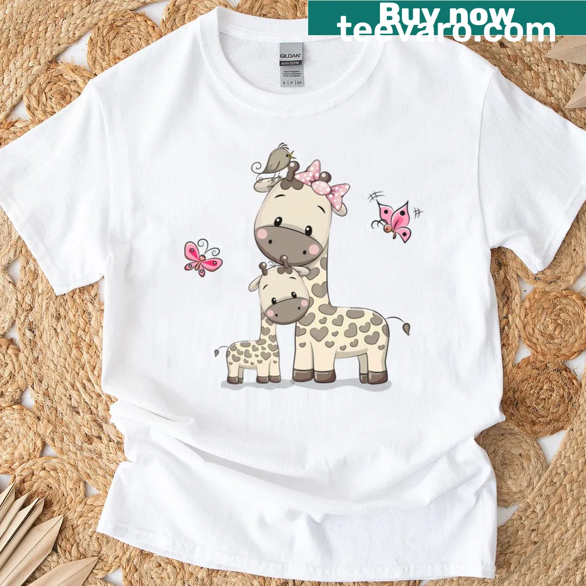 Illustration of mom and baby giraffe with butterflies on T-shirt — on a men's t-shirt