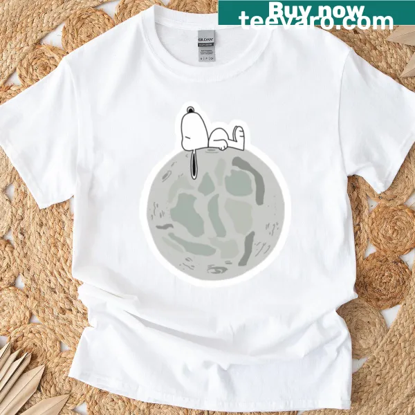 Illustration of Snoopy looking at the moon on a T-shirt