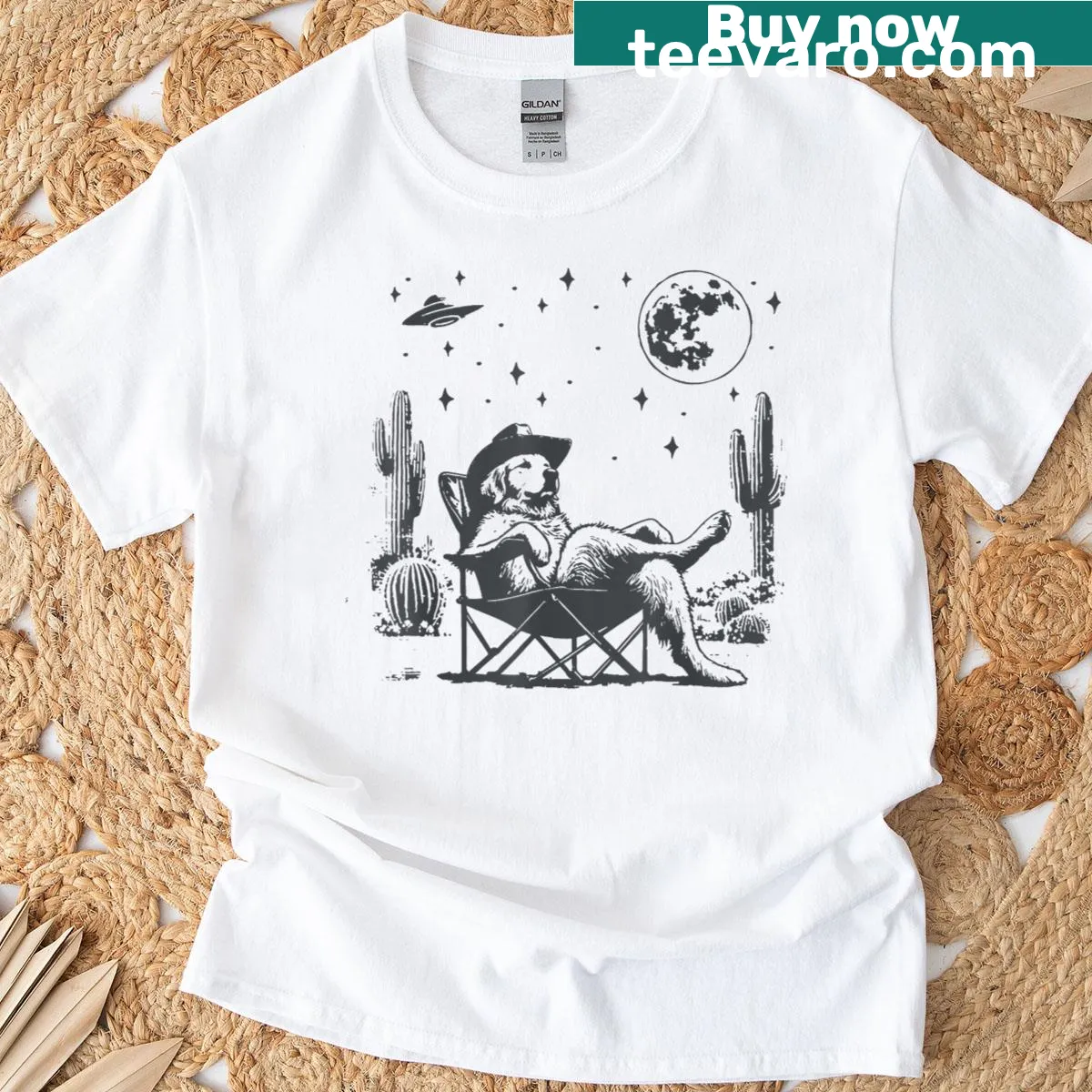 Vintage style T-shirt with a Golden Retriever and cowboy hat — on a men's t-shirt