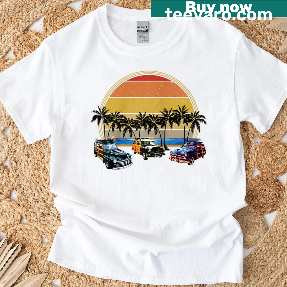 Vintage raglan tee with retro cars on a beach and palm trees — on a men's t-shirt