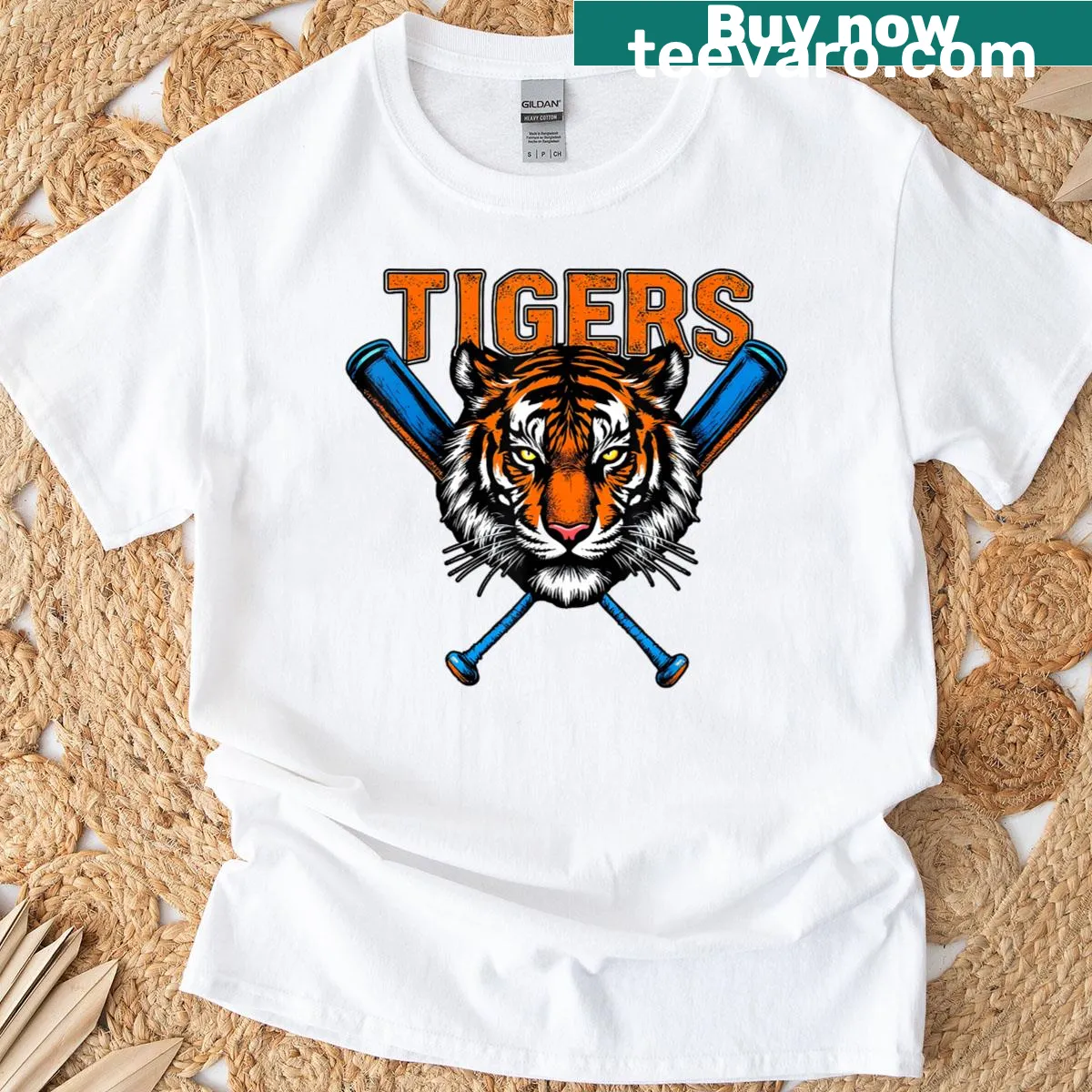 Illustration of a proud tiger on t-shirt — on a men's t-shirt