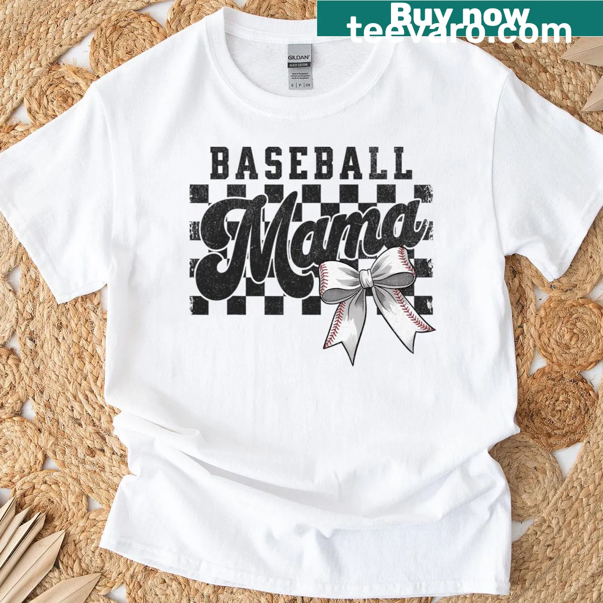 Cute retro softball graphic with Mama text for baseball fans — on a men's t-shirt