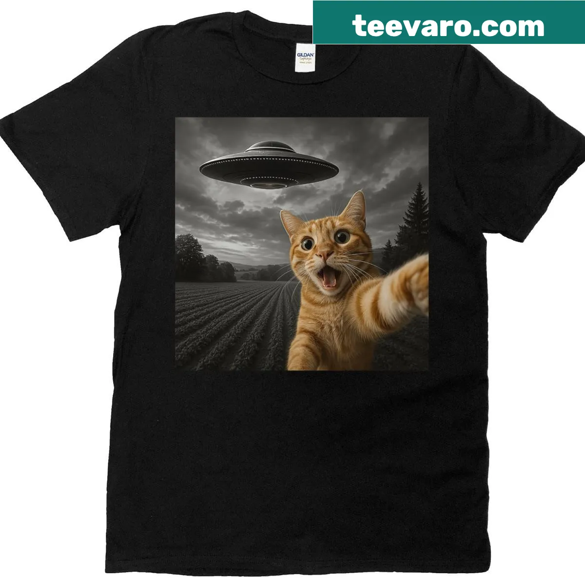 Funny cat UFO design featuring a cat taking a selfie with an alien — on a men's t-shirt