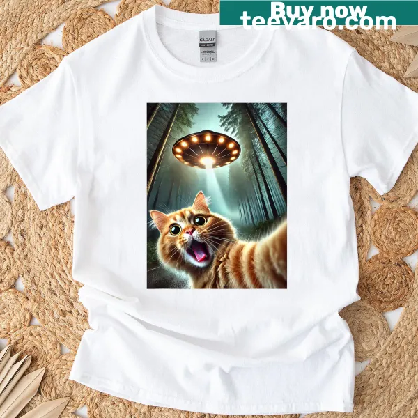 Funny cat t-shirt featuring a cartoon cat selfie with an alien