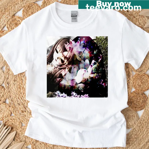 Stylish t-shirt featuring the name 'Dolly' in tribute to Dolly Parton