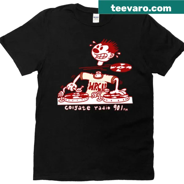 Illustration of an alligator in front of the Eiffel Tower on a t-shirt