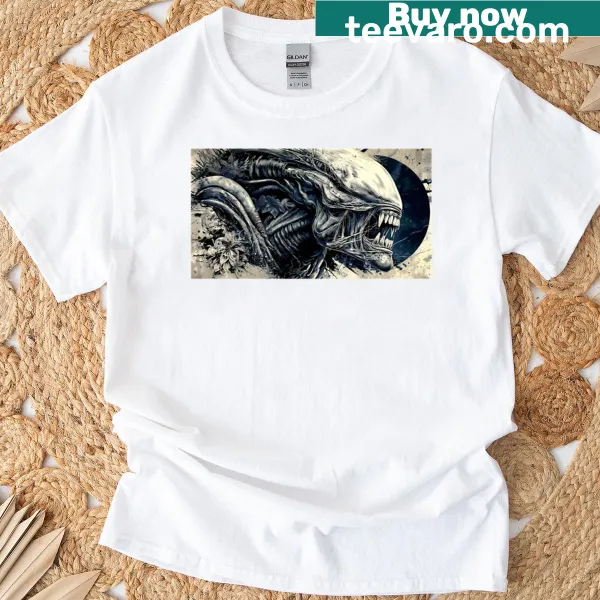 T-shirt featuring an illustration of a Xenomorph alien from sci-fi horror.