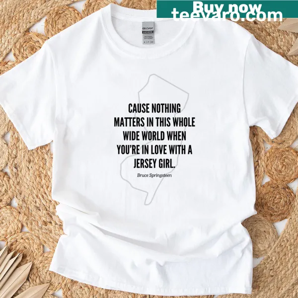 Oversized T-shirt with bold 'Jersey Girl' lettering, ideal for comfort.