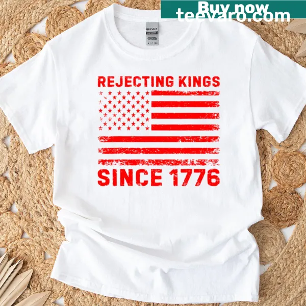 T-shirt featuring the slogan 'Rejecting Kings Since 1776' in bold letters