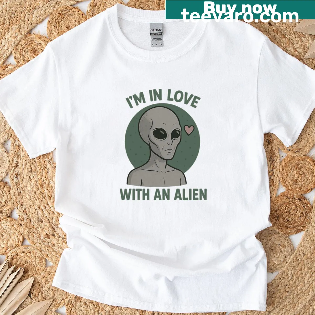 T-shirt with an illustration of a happy alien and I Am In Love With An Alien text — on a men's t-shirt