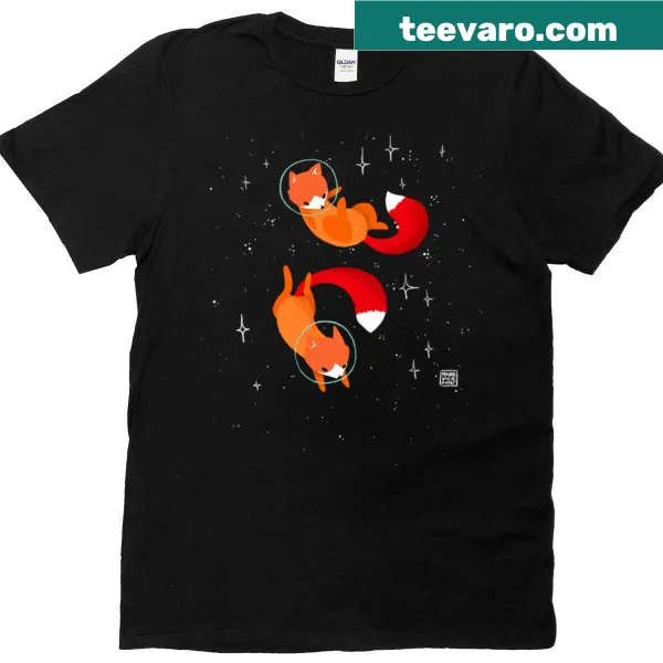 Playful T-shirt featuring adorable foxes exploring space
