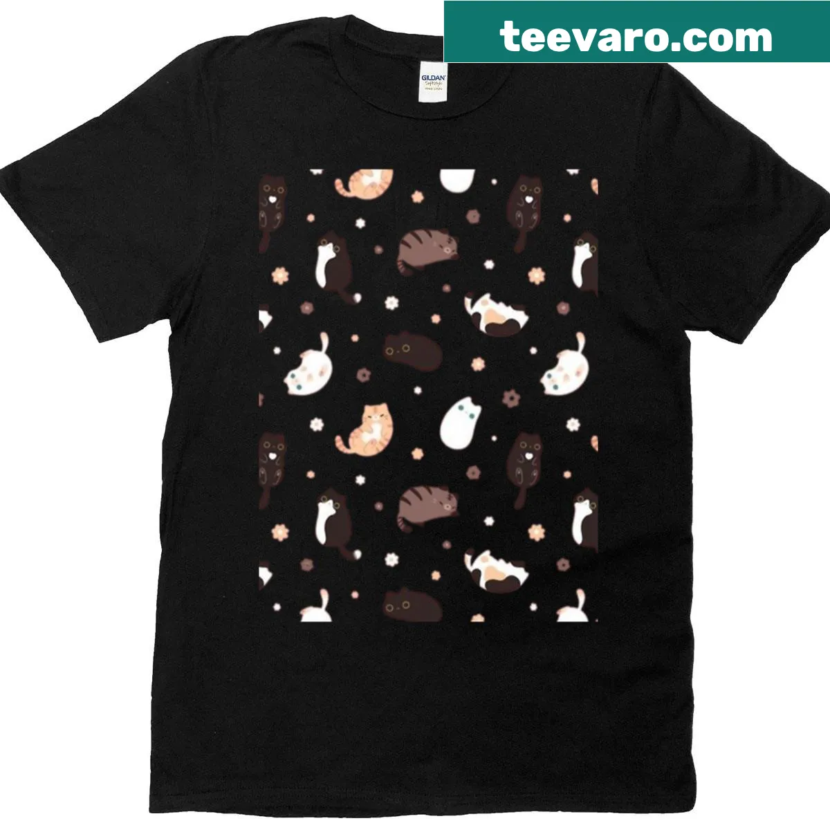 Oversized T-shirt with a seamless pattern of playful cats — on a men's t-shirt