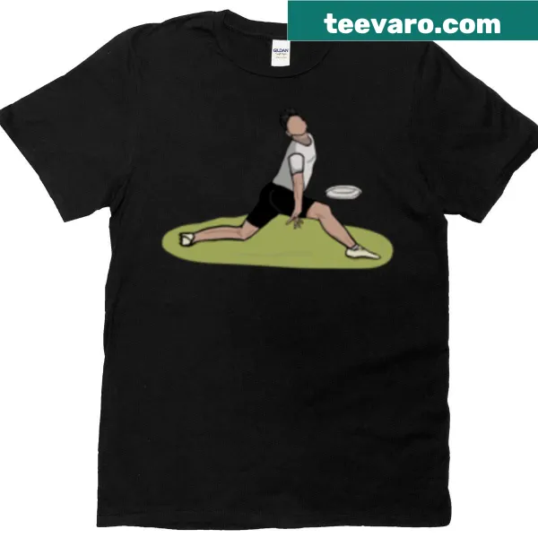 Oversized T-shirt with dynamic ultimate frisbee graphic