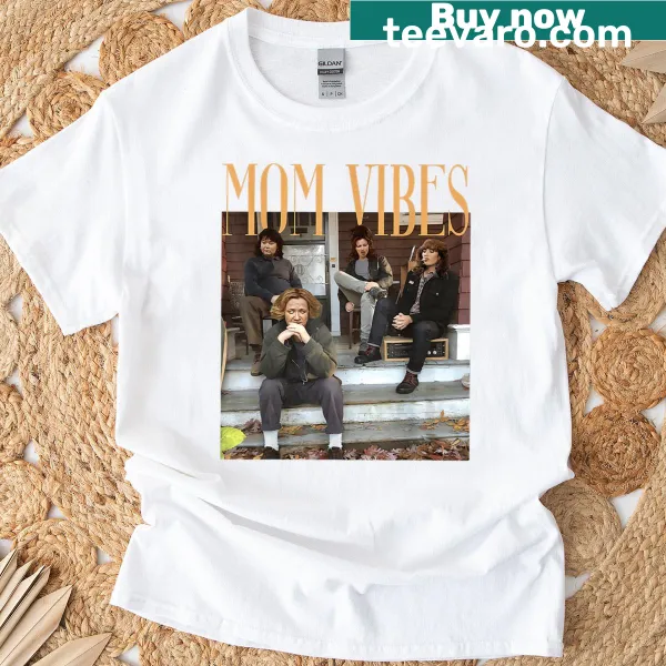 Retro mom t-shirt with 'Cool Mom Life' text in a 90s style